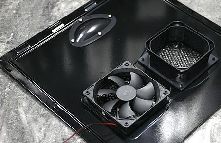 金屬散熱器與安裝在機箱上風扇分離的散熱方案